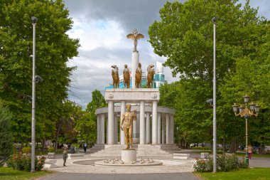 Üsküp, Kuzey Makedonya - 20 Mayıs 2019: Makedonya 'nın Zena Borec (Kadın Dövüşçüler Parkı) adlı heykeli, parlamentonun karşısındaki sokakta yer alıyor.