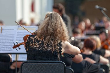 Odessa, Ukrayna - 28 Haziran 2018: 1996 Ukrayna Anayasası anısına düzenlenen açık hava konserinde kemancı. 