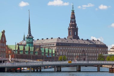 Kopenhag, Danimarka - 28 Haziran 2019: Christiansborg Sarayı yanındaki Borsen.