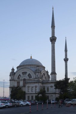 İstanbul, Türkiye - 11 Mayıs 2019: Dolmabahçe Camii, 19. yüzyıldan kalma, Barok ve rokoko temalı dekoratif özelliklere sahip, Osmanlı tarzı bir camidir..