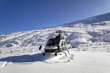 Porta, Fransa - 15 Kasım 2019: Eurocopter AS350 Ecureuil (şimdiki adıyla Airbus Helicopters H125), Aerospatiale ve Eurocopter tarafından tasarlanan ve üretilen tek motorlu hafif hizmet helikopteri.)