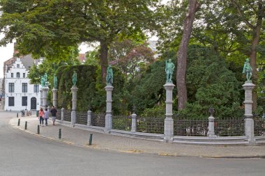 Brüksel, Belçika - 2 Temmuz 2019: Petit Sablon Meydanı (Fransızca: Square du Petit Sablon), Neo-Rönesans Bahçeleri 'nde çeşme ve heykeller ile çevrili, konaklar ve antik bir kilise.