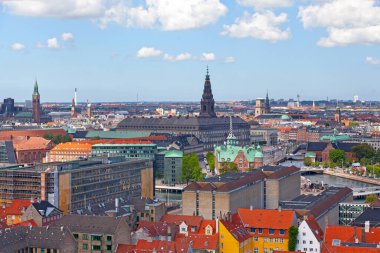 Kopenhag, Danimarka - 28 Haziran 2019: Kopenhag Belediyesi, Christiansborg Sarayı, Borsen, Kutsal Ruh Kilisesi, Kopenhag Katedrali ve Sankt Petri Kilisesi