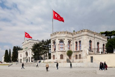 İstanbul, Türkiye - 09 Mayıs 2019: Beyazit Meydanı 'ndaki İstanbul Üniversitesi' nin ana giriş kapısı.