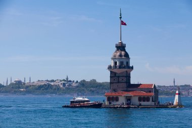 İstanbul, Türkiye - 12 Mayıs 2019: Ortaçağ Bizans döneminden bu yana Leander Kulesi olarak da bilinen Bakire Kulesi, Uskudar Boğazı 'nın güney girişinde yer alan küçük bir kuledir..
