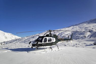 Porta, Fransa - 15 Kasım 2019: Eurocopter AS350 Ecureuil (şimdiki adıyla Airbus Helicopters H125), Arospatiale ve Eurocopter tarafından tasarlanan ve üretilen tek motorlu hafif hizmet helikopteri.).