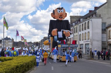 Landerneau, Fransa - 3 Nisan 2022: Şirinler Karnaval de la Lune Etoilee 'nin şamandırası.
