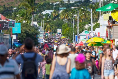 Saint-Gilles bains, La Reunion - 25 Haziran 2017: Grand Boucan Karnavalı sırasında parti katılımcıları.
