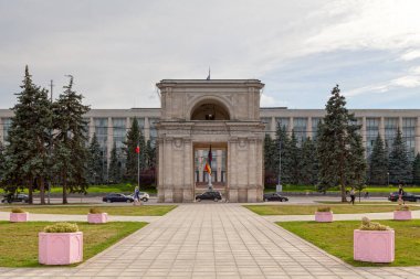 Chisinau, Moldova - 26 Haziran 2018: Triumphal kemeri Piata Marii Adunari Naionale Nr 'deki İsa' nın Doğumu Katedrali 'nin yanında yer alan bir anıttır. 2 ve hükümet binasının tam karşısında..