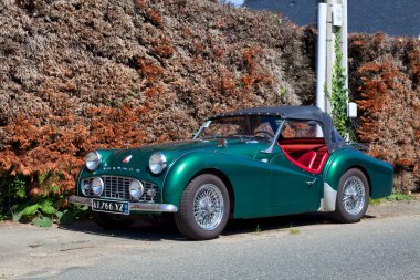 Plougasnou, Fransa - 17 Temmuz 2021 - The Triumph TR3 1955 ve 1962 yılları arasında Coventry, İngiltere merkezli Standard-Triumph Motor Company tarafından üretilen İngiliz spor otomobil..