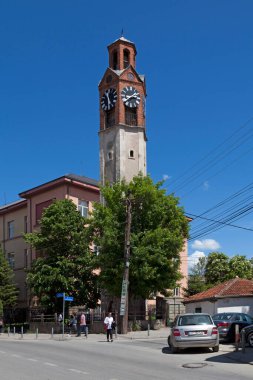 Priştine, Kosova - 22 Mayıs 2019: Saat Kulesi altıgen bir bina. Yüksekliği 26 metre, yüksekliği 16.5 metre ve binanın geri kalanındaki tuğlalar dolu..