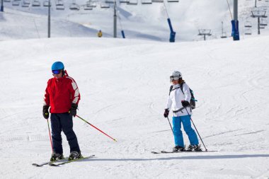 Pas de la Casa, Andorra, Aralık 02 2019: Pireneler ve Güney Avrupa 'nın en büyük kayak merkezi olan Grandvalira' nın kayak yamacında birkaç kıdemli kayakçı.