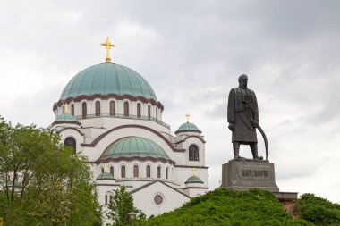Belgrad, Sırbistan - 24 Mayıs 2019: Saint Sava Kilisesi önündeki Karadorde Anıtı.