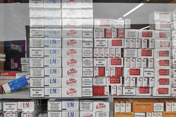 アンドラのパス カーサ 2019年11月22日 免税店の窓ケース内に表示されるタバコのカートンのスタック — ストック写真