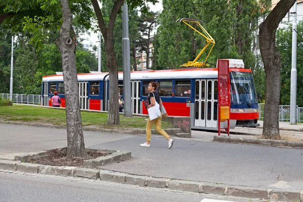 Bratislava Slovacia Iunie 2018 Tramvaiul Roșu Liniei Îndreaptă Spre Gara — Fotografie, imagine de stoc