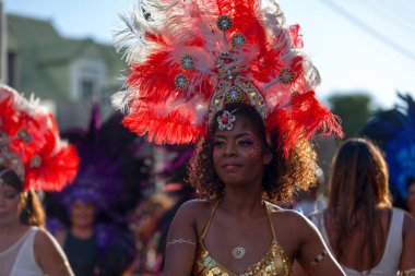 Saint-Gilles Bains, La Reunion - 25 Haziran 2017: Grand Boucan karnavalı sırasında samba dansçıları grubu.