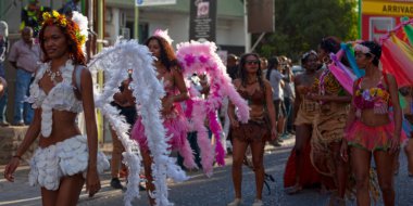 Saint-Gilles bains, La Reunion - 25 Haziran 2017: Grand Boucan Karnavalı sırasında dansçılar grubu.