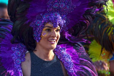 Saint-Gilles bains, La Reunion - 25 Haziran 2017: Grand Boucan Karnavalı sırasında parlak bir kostüm giymiş dansçı.