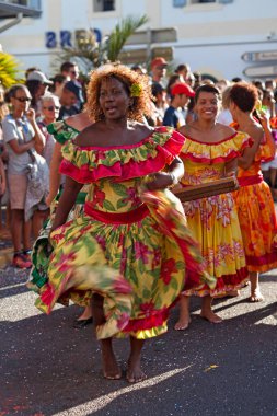 Saint-Gilles bains, La Reunion - 25 Haziran 2017: Bir grup creole dansçısı (kayamb ile oynayan) Grand Boucan karnavalı sırasında geçit töreni.