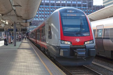 Oslo, Norveç - 26 Haziran 2019: Oslo Merkez İstasyonu 'nda NSB Demiryolları tarafından işletilen Stadler Flirt treni.