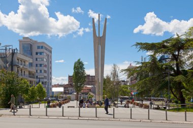 Priştine, Kosova - 22 Mayıs 2019: Adem Jashari meydanında şehit olan savaşçıların anıtı.