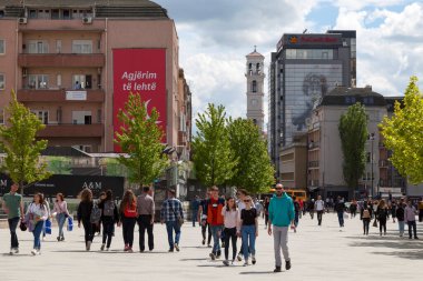 Priştine, Kosova - 22 Mayıs 2019: Zahir Payaziti meydanı ve arkasında Azize Teresa Katedrali çan kulesi bulunuyor.