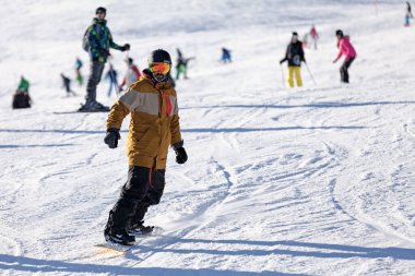 Pas de la Casa, Andorra, Aralık 07 2019: Pireneler ve Güney Avrupa 'nın en büyük kayak merkezi olan Grandvalira' nın kayak yamacında snowboardcu.