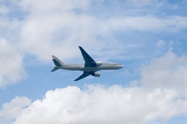Londra, İngiltere - 17 Haziran 2007: Boeing 777 Asiana Havayolları 'ndan Londra City Havalimanı' na inmeye hazır, Newham Londra Borough 'daki Royal Docks' ta, Canary Wharf 'a yakın..