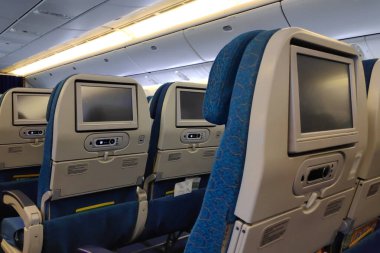 Bangkok, Tayland - 22 Eylül 2018: Boeing 777 'de boş koltuklar sırası.