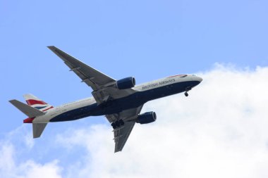 Londra, İngiltere - 19 Mayıs 2007: British Airways 'den Boeing 777 Londra Şehir Havaalanı' na gidiyor.