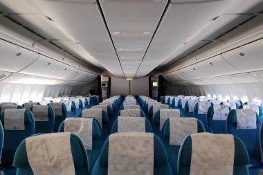 Uçuşta - 22 Eylül 2018: Turkmenistan Havayolları 'nın Boeing 777-200 uçağında boş koltuklar sırası.