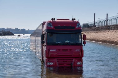 Saint-Malo, Fransa - Haziran 02 2020: Port des Sablon 'da yükselen gelgite şaşıran yarı römork taksisi.