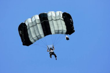 Kuala Lumpur, Malezya - 24 Ağustos 2007: Kuala Lumpur Kulesi 'nden atlayan bir adam, şehrin kötü şöhretli bir noktasıdır..