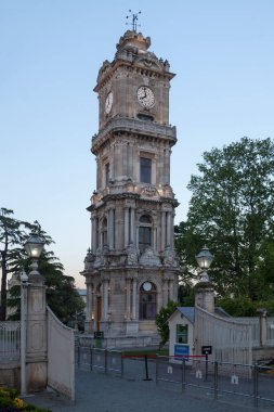 İstanbul, Türkiye - 11 Mayıs 2019: Dolmabahce Saat Kulesi, Dolmabahce Sarayı dışında bulunan bir saat kulesidir. Yapımı Osmanlı Sultanı II. Abdulhamid tarafından emredildi ve saray mimarı Sarkis Balyan tarafından tasarlandı..
