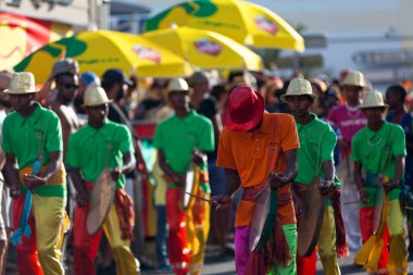 Saint-Gilles bains, La Reunion - 25 Haziran 2017: Grand Boucan karnavalı sırasında bir grup genç vurmalı çalgıcı.