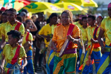 Saint-Gilles bains, La Reunion - 25 Haziran 2017: Grand Boucan karnavalı sırasında bir grup genç vurmalı çalgıcı.