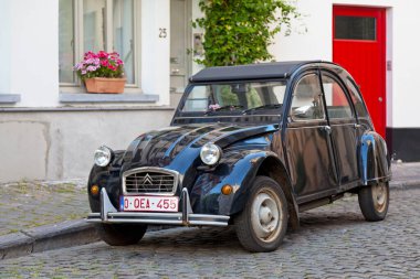 Brüksel, Belçika - 3 Temmuz 2019 - Citroen 2CV (Fransızca: Deux chevaux) 1948 Paris Mondial de l 'Automobile' de tanıtılan ve Citroen tarafından üretilen ekonomik otomobil..