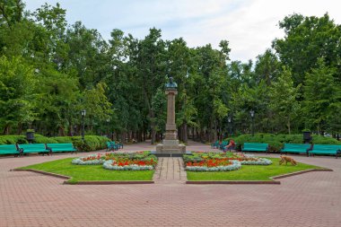 Chisinau, Moldova - 26 Haziran 2018: Büyük Central Park 'ın ortasında Alexander Puşkin Anıtı.