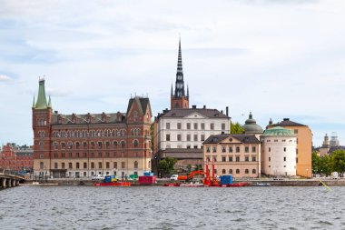 Stockholm, İsveç - 22 Haziran 2019: Norstedts binası ile Riddarholmen Adası ve Birger Jarl Kulesi (İsveççe: Birger Jarls yıkıldı), Riddarholm Kilisesi (İsveççe: Riddarholmskyrkan Kilisesi)).