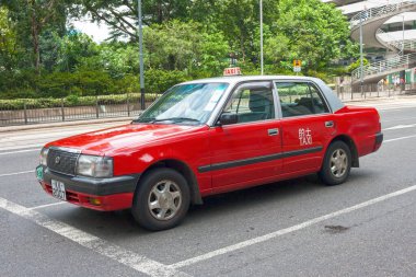 Hong Kong, Çin - 17 Ağustos 2007: Boş bir sokakta trafik ışığının yeşile dönmesini bekleyen taksi.