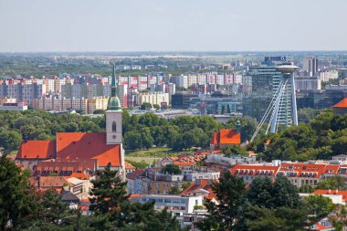 Bratislava, Slovakya - 18 Haziran 2018: St. Martin Katedrali ve Novy Most köprüsünün UFO Gözlem Güvertesi ile Bratislava şehri.