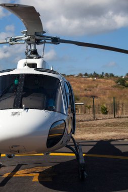 Helikopter bir helikopter pistinde. Saint-Paul, Buluşma Adası. 
