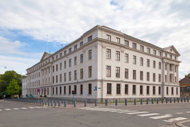 Oslo, Norveç - 26 Haziran 2019: Savunma Bakanlığı (Norveççe: Forsvarsdepartementet) Myntgata 'da, eski Norges Bank binasının karşısında.