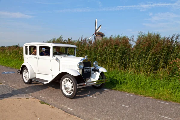2017年8月26日オランダ キンダーディク 1929年の古いホワイトフォード モデルAタウン セダンに風車を背負った新しい夫婦 — ストック写真