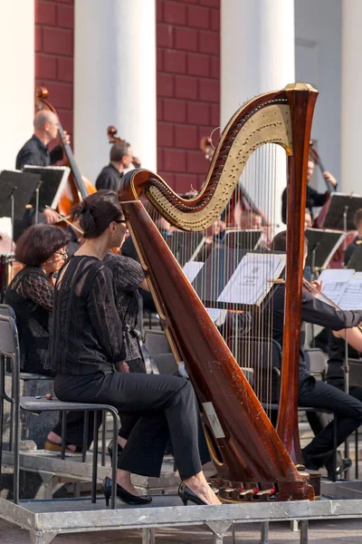 Odessa Ucrânia Junho 2018 Músico Tocando Harpa Concerto Realizado Fora — Fotografia de Stock