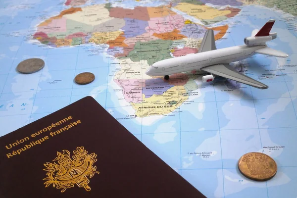 南非比勒陀利亚 2016年8月11日 由一张以非洲为中心的世界地图 一架玩具飞机 一些南非兰特硬币和一本法国护照组成 所有的物体都排列在南非周围 — 图库照片