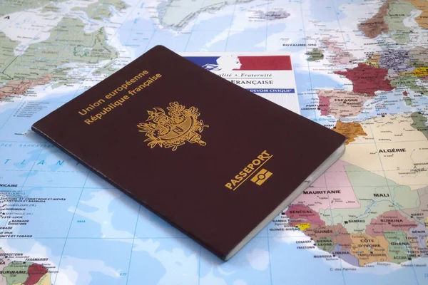 2016年9月25日 法国巴黎 要在国外投票 法国外交官必须携带其选项卡和护照到法国大使馆或领事馆 但必须事先登记 — 图库照片