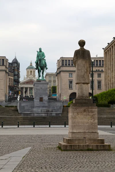 Brussels Belgium August 2017 Statue Queen Elisabeth Facing Statue King — Stockfoto