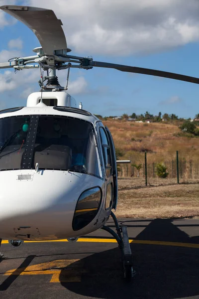Helicóptero Una Pista Helipuerto Saint Paul Isla Reunión — Foto de Stock