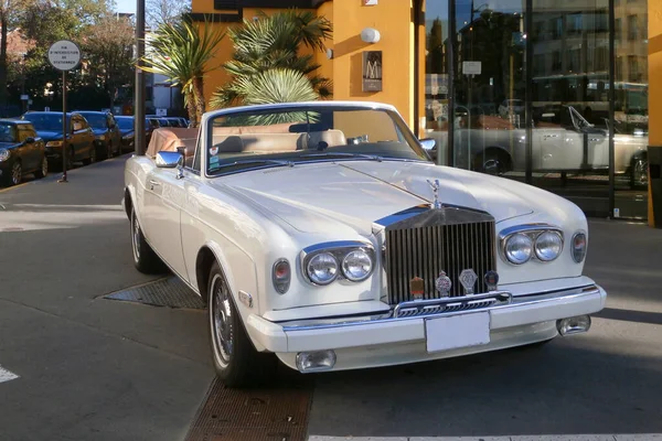 Paris, Fransa - 30 Ekim 2017 Rolls-Royce Corniche II Molitor Paris 'in önüne park etti..